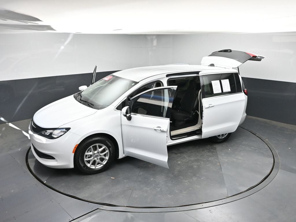 2023 Chrysler Voyager LX