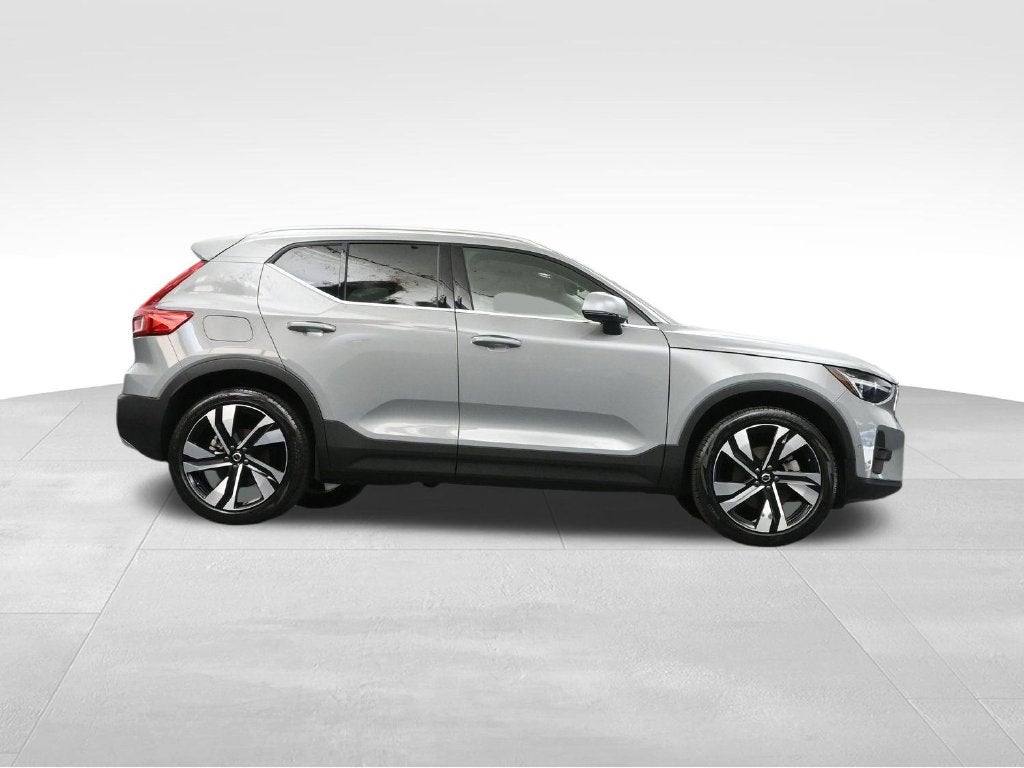 2024 Volvo XC40 B5 Plus Bright Theme
