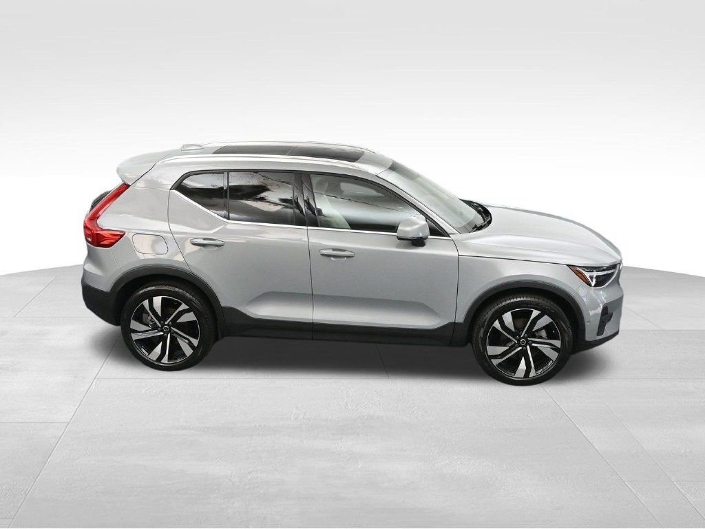 2024 Volvo XC40 B5 Plus Bright Theme